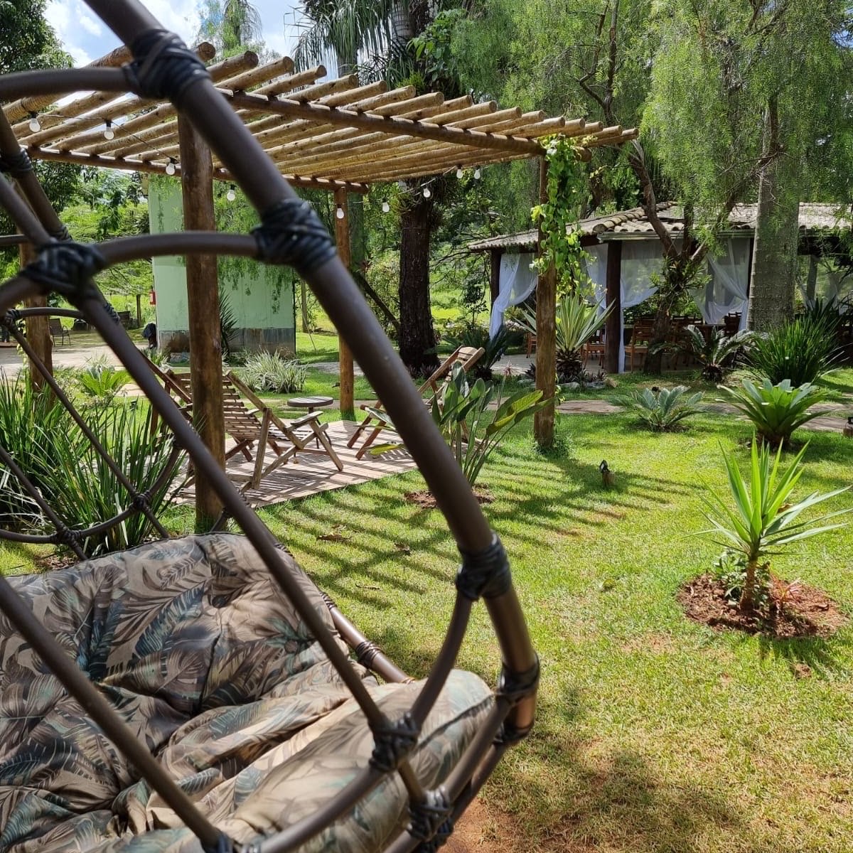 Pérgola e jardim da Vila Quatro Estações