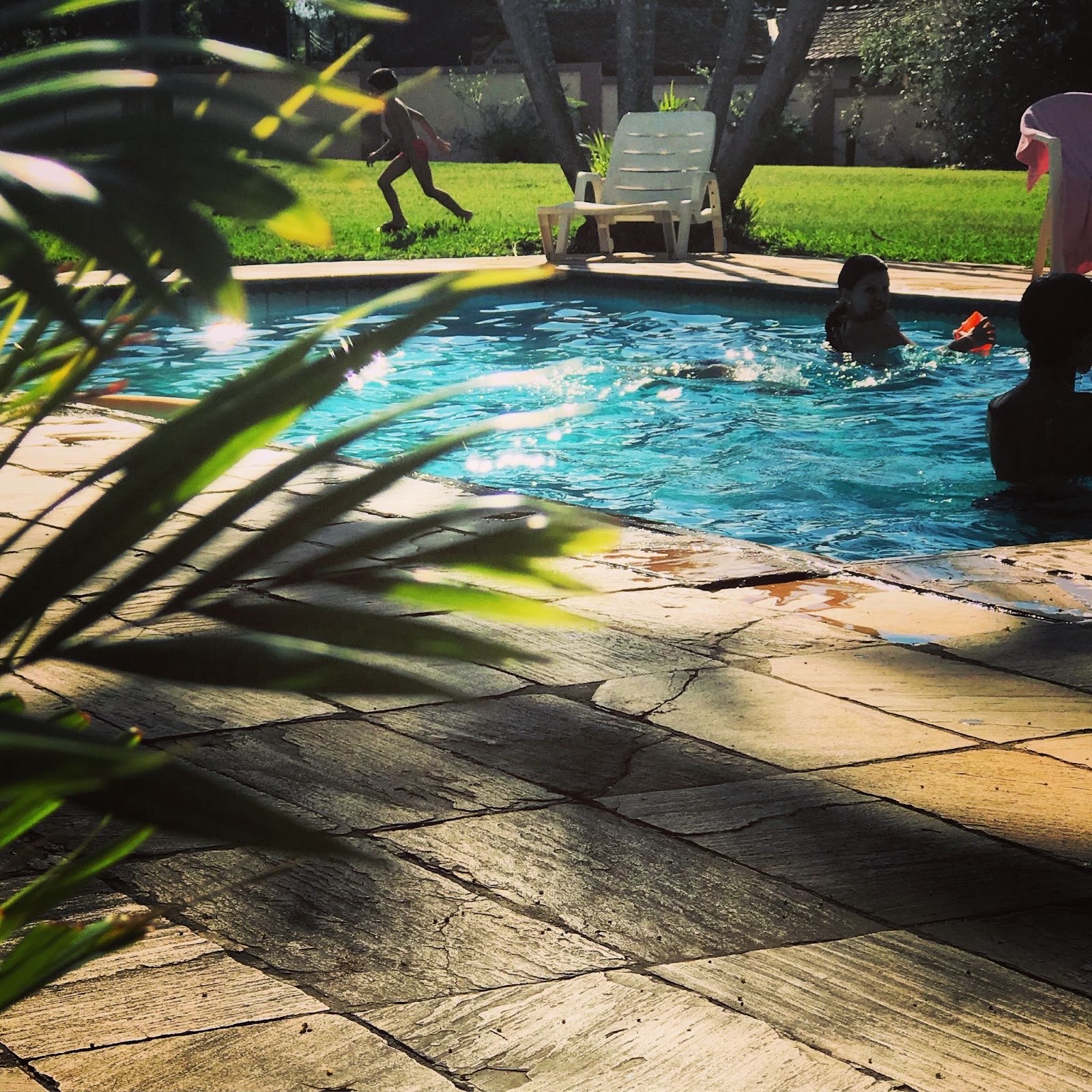 Fim de tarde na piscina da Vila Quatro Estações