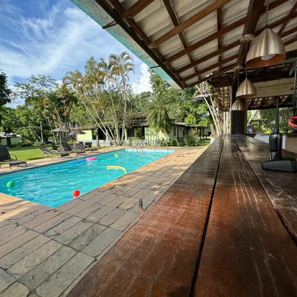 Piscina com bar na Vila Quatro Estações
