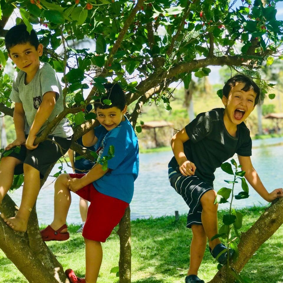 Crianças brincando à beira da lagoa na Vila Quatro Estações