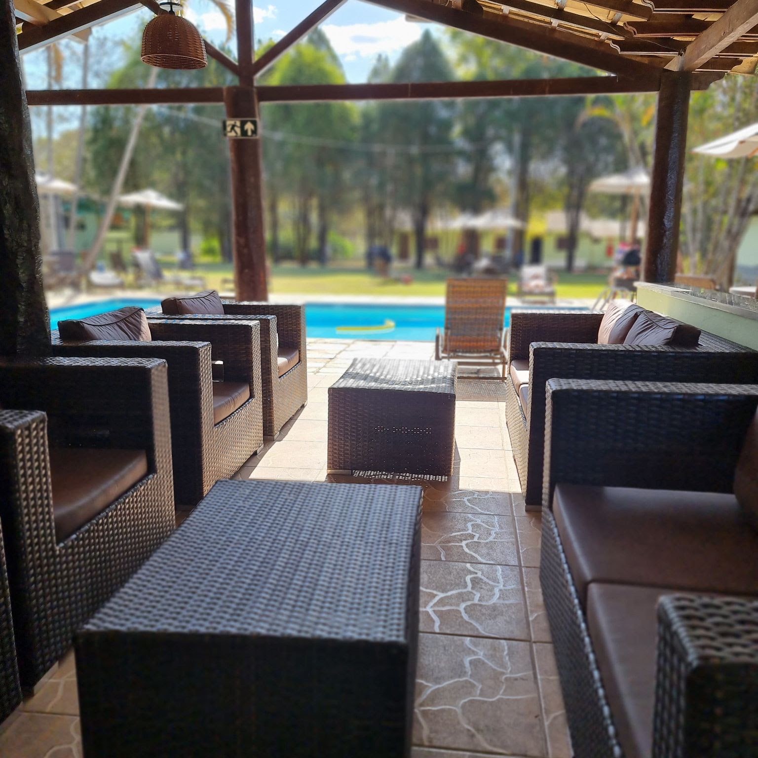 Lounge à beira da piscina na Vila Quatro Estações