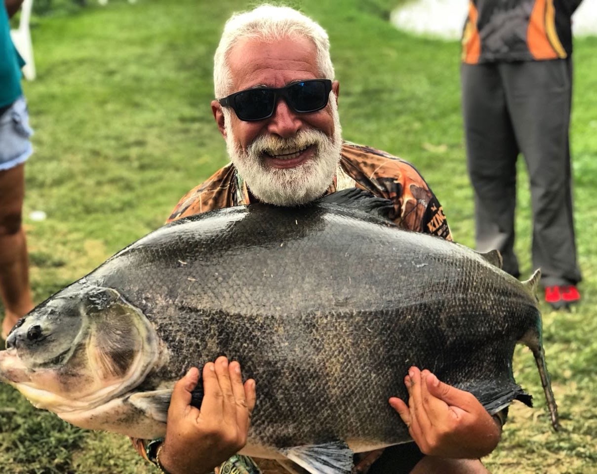 Hóspede com tambaqui gigante pescado na Vila Quatro Estações
