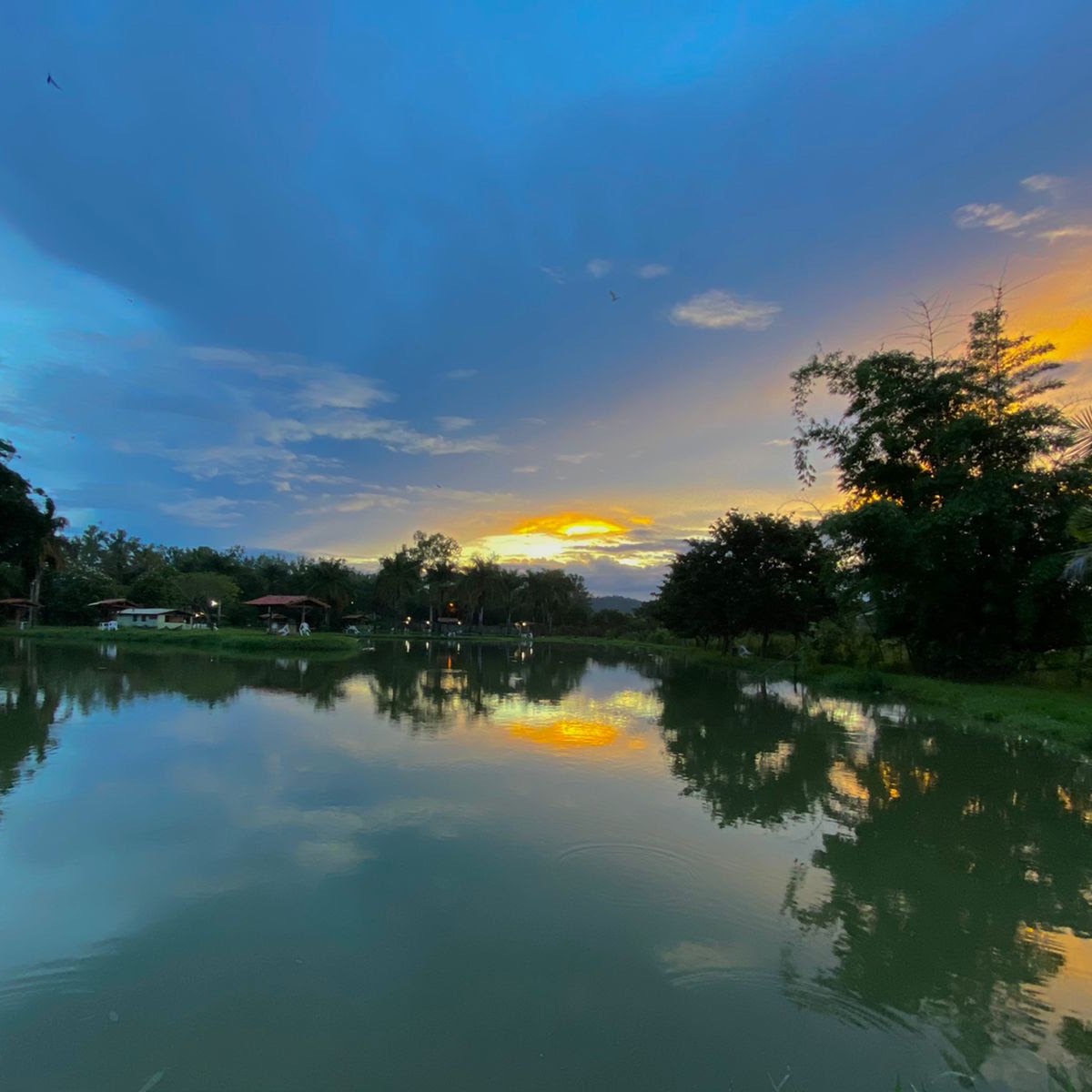 Lagoa de pesca ao pôr do sol na Vila Quatro Estações