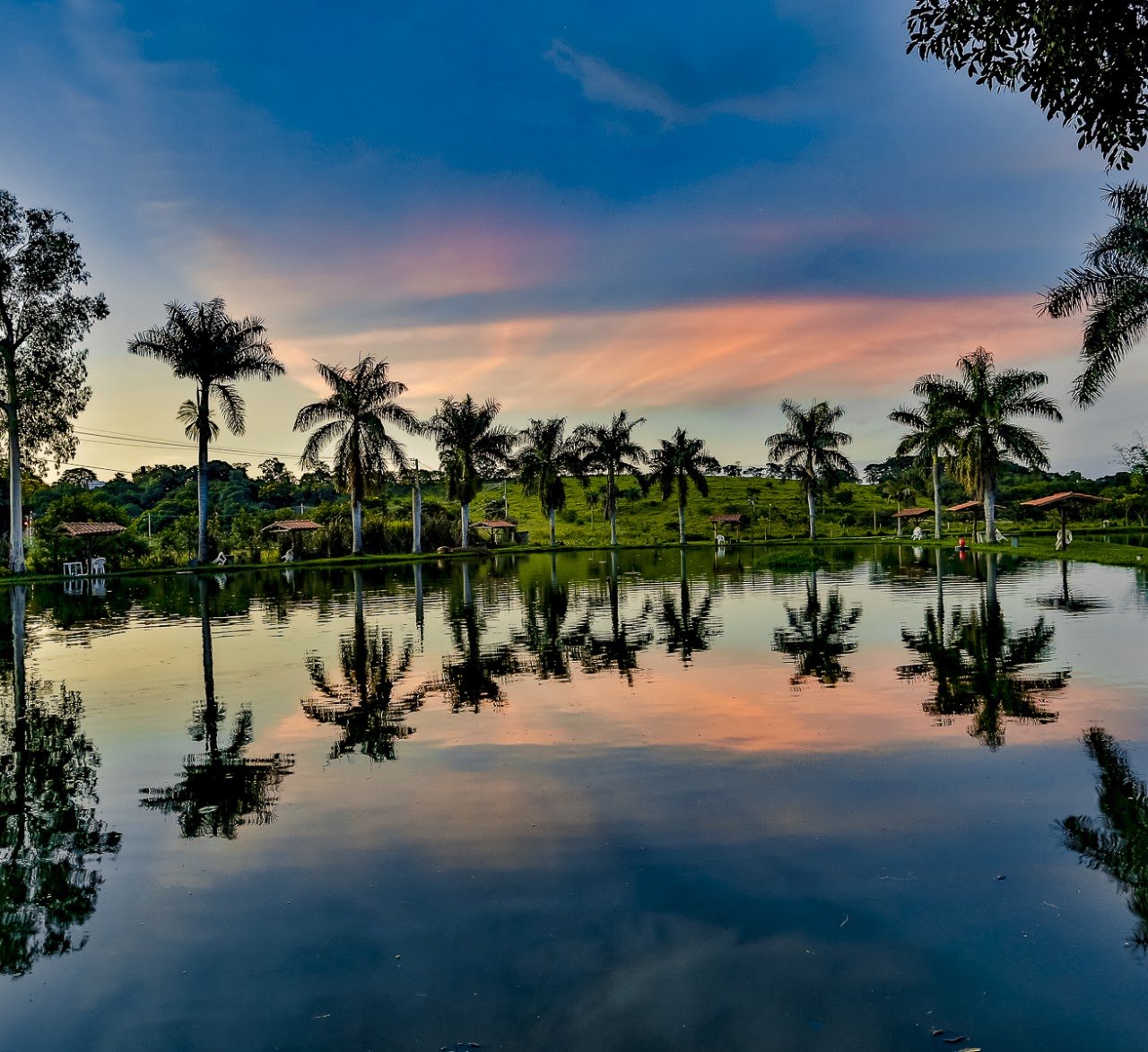 Lagoa de pesca ao entardecer na Vila Quatro Estações