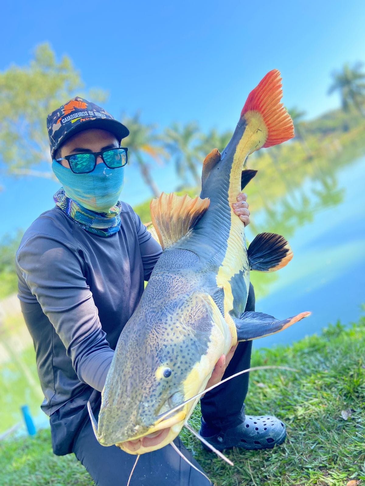 Pescador com pirarara gigante na Vila Quatro Estações