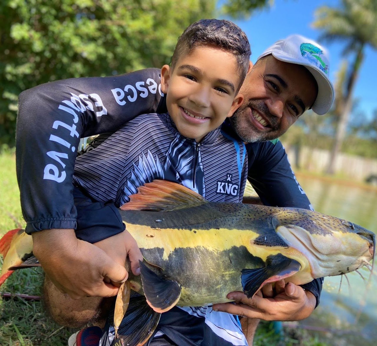 Pai e filho pescando juntos na Vila Quatro Estações