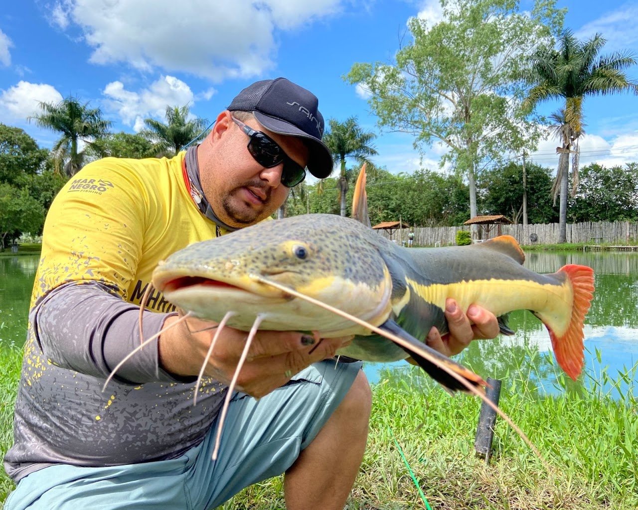 Pescador com surubim de perto na Vila Quatro Estações