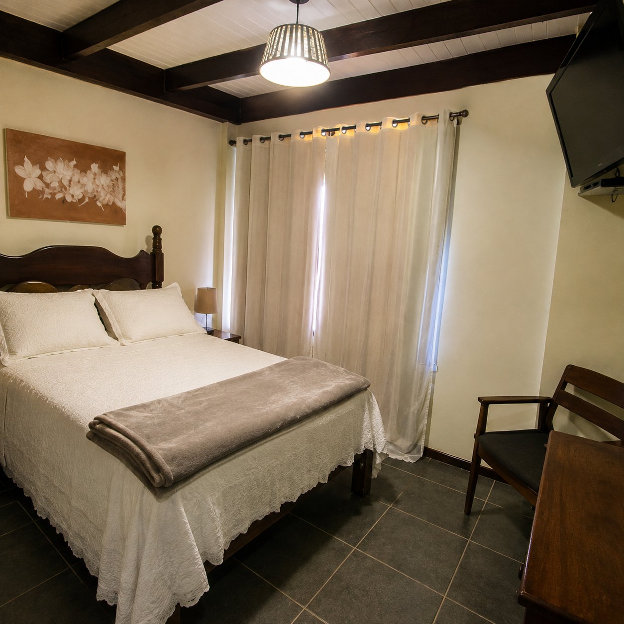 Quarto com cama de casal e cabeceira de madeira