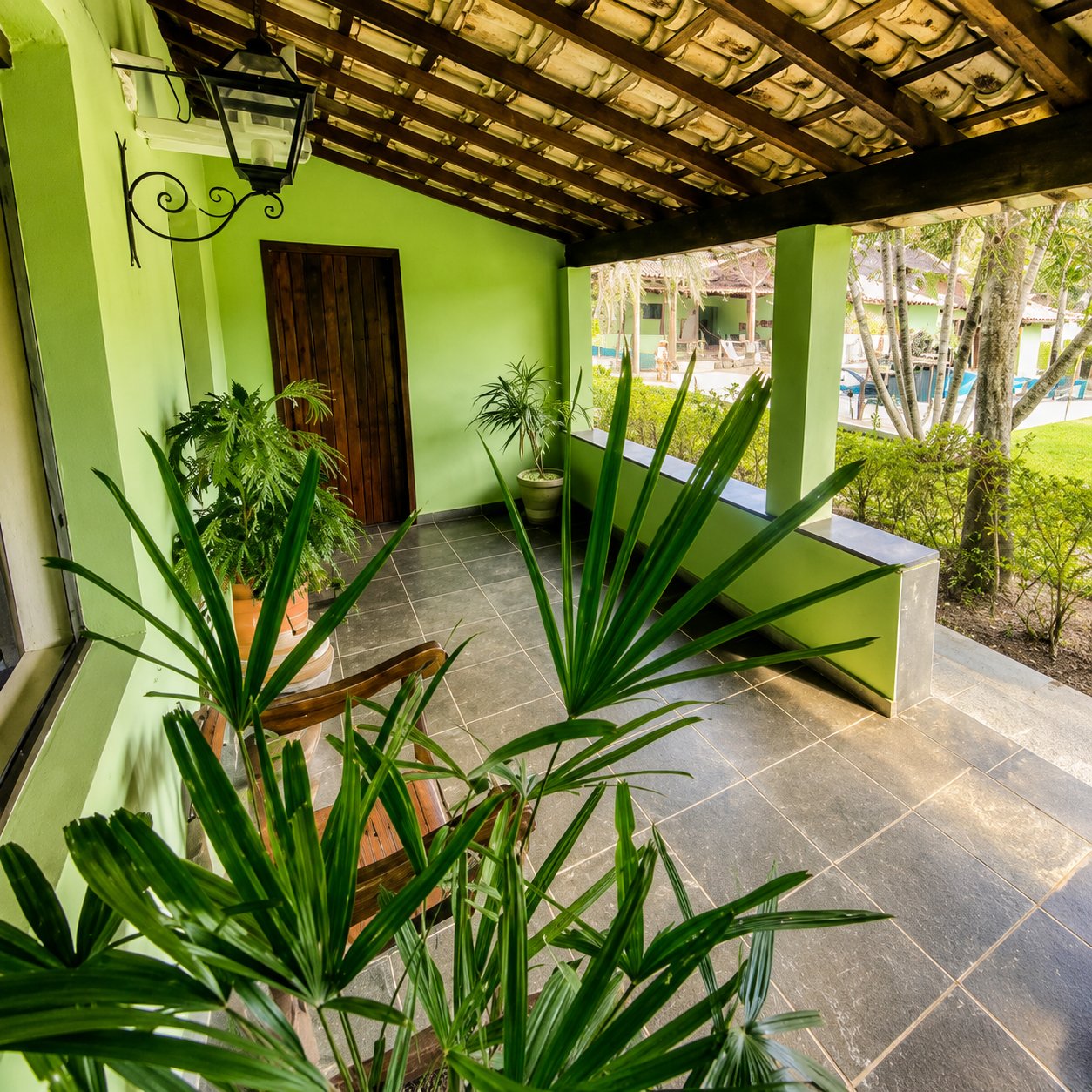 Varanda coberta com plantas