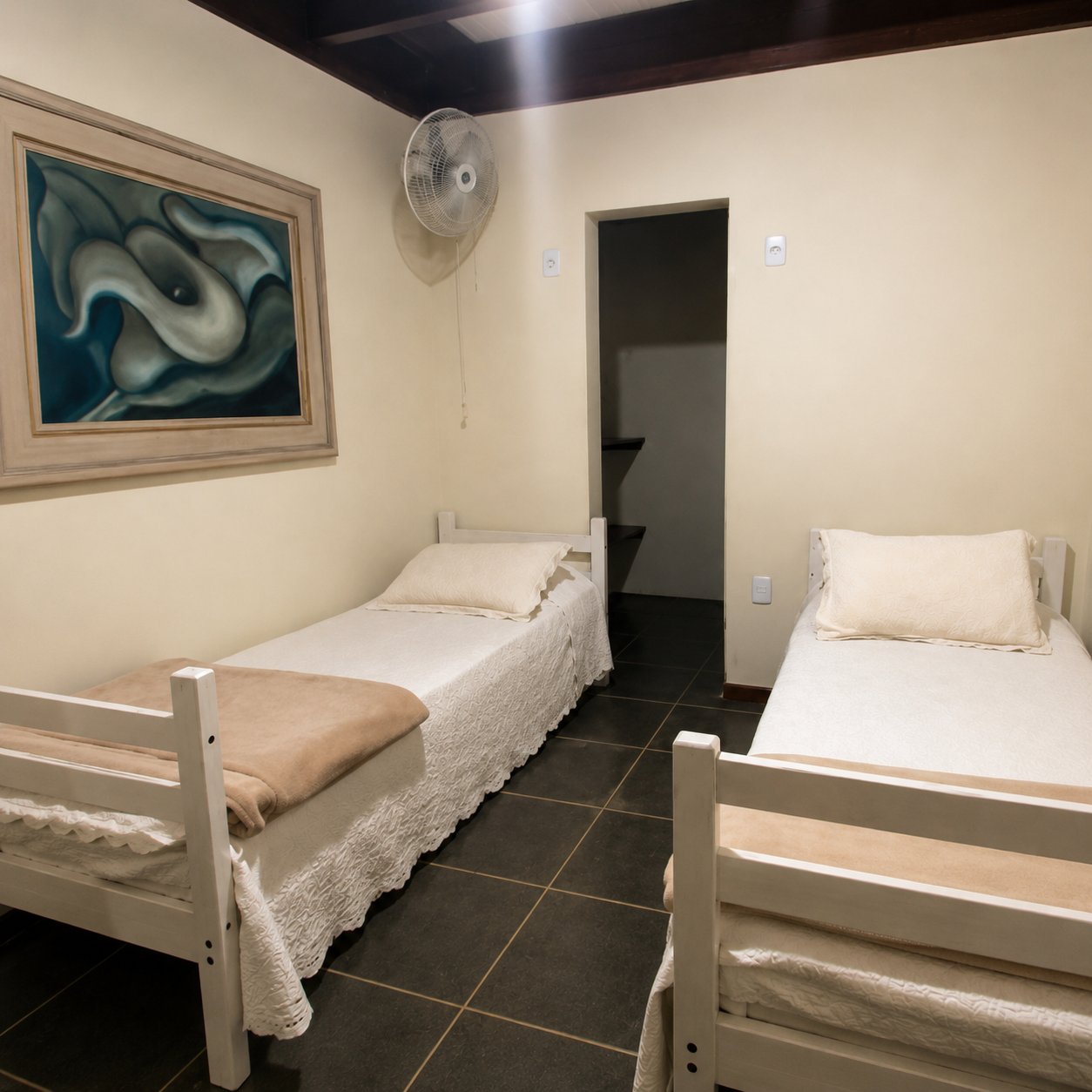 Quarto com duas camas de solteiro e quadro