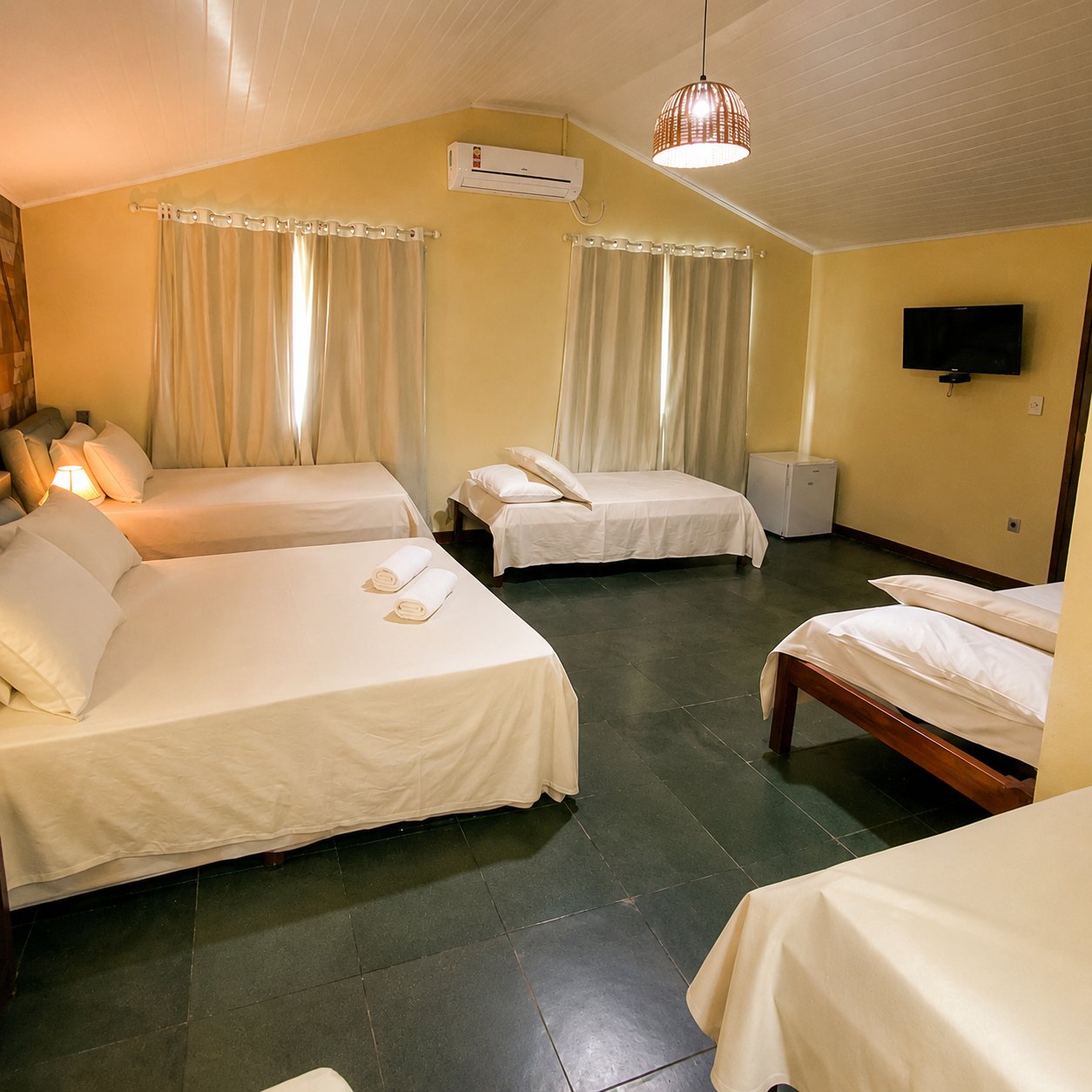Quarto amplo com quatro camas