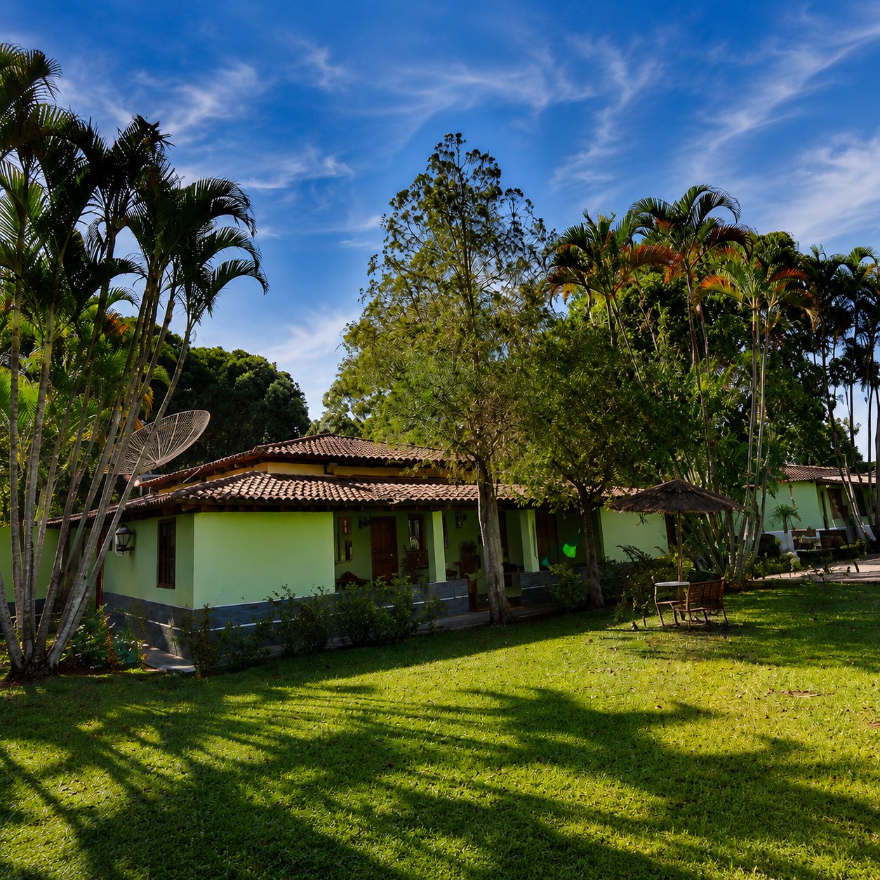 Vista externa da vila entre as palmeiras